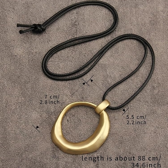 Elegant Gold-Tone Pendant Necklace - Picture 3 of 5